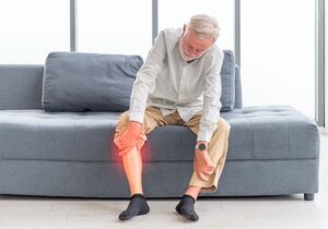 Cómo prevenir y tratar la osteoporosis en personas mayores