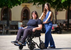 Accesorios imprescindibles para mejorar tu silla de ruedas